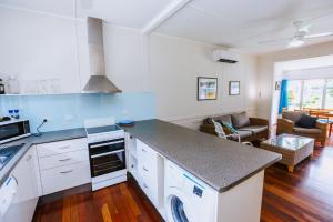 A kitchen or kitchenette at Kooyong Apartment 4