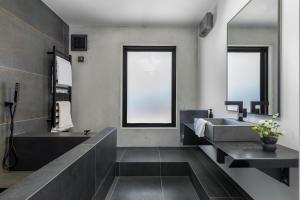 Un baño con dos lavabos y un espejo grande. en Hukamanu Lodge, en Wanaka 20 fotos más