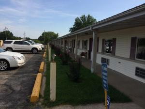 a parking lot with cars parked next to a building at Super 7 Motel in Sedalia +37 photos