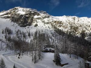 Erjavčeva mountain hut at Vršič pass talvel