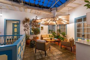 eine Terrasse mit Stühlen und einem Tisch in einem Gebäude in der Unterkunft Del Parque Hotel & Suites in Cuenca