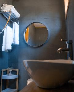 y baño con lavabo y espejo. en Origen del Maipo Lodge en San José de Maipo