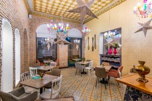 a restaurant with tables and chairs in a room at Del Parque Hotel & Suites in Cuenca