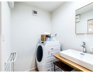 uma casa de banho com uma máquina de lavar roupa e um lavatório em Rakuten STAY HOUSE x WILL STYLE Matsue 103 em Matsue
