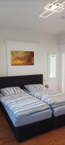 En eller flere senge i et værelse på Detmold City Premium Appartement H17