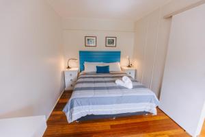 A bed or beds in a room at Kooyong Apartment 5