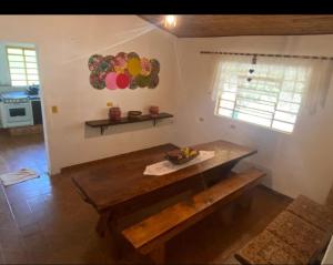 Cette chambre comprend une table en bois. dans l'établissement Recanto da Natureza, à Serra Negra