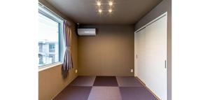 un pasillo vacío con una ventana y una puerta en Rakuten STAY HOUSE x WILL STYLE Fujinomiya 102 en Fujinomiya