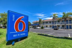 un cartel frente a un edificio con un hotel en Motel 6-Pomona, CA - Los Angeles, en Pomona