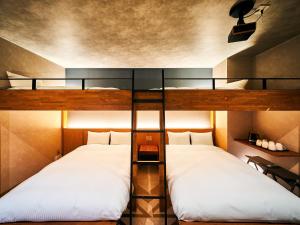 2 camas en una habitación con 1 cama elevada en Rakuten STAY Naha-Miebashi Bunk bed Room, en Naha