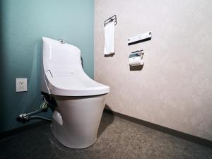 La salle de bains est pourvue de toilettes blanches. dans l'établissement Rakuten STAY Naha-Miebashi Bunk bed Room, à Naha