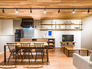 cocina y comedor con mesa y sillas en Rakuten STAY HOUSE x WILL STYLE Takasaki 104 en Takasaki