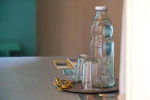 una bottiglia di vetro seduta su un vassoio con una glassuzione di La Comarca del Jarillal a Las Flores