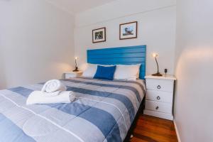 A bed or beds in a room at Kooyong Apartment 6