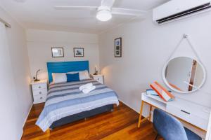 A bed or beds in a room at Kooyong Apartment 6