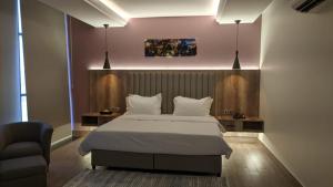 A bed or beds in a room at المكارم بارك للشقق المخدومة