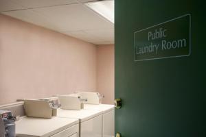 a room with a row ofidine laundry rooms at Sundance Lodge in Sun Peaks