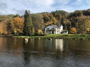 ein Haus am Ufer eines Flusses in der Unterkunft Remouchamps Ecolodge Retreat in Sougné-Remouchamps