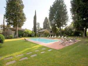 einen Pool im Garten mit Liegestühlen in der Unterkunft Ravishing apartment in a farmhouse with swimming pool in the Chianti area in San Casciano in Val di Pesa