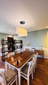 Sodic Westown Residence 2 في السادس من أكتوبر: غرفة طعام مع طاولة خشبية وكراسي بيضاء