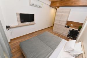 TV a/nebo společenská místnost v ubytování Stay Studio Hotel & Residences