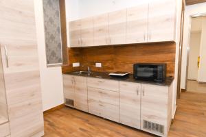 Kuchyň nebo kuchyňský kout v ubytování Stay Studio Hotel & Residences