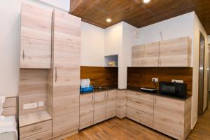 Kuchyň nebo kuchyňský kout v ubytování Stay Studio Hotel & Residences