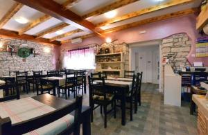 un restaurant avec des tables et des chaises et un mur en briques dans l'établissement Rooms Stanza Diniano - with pool, à Vodnjan
