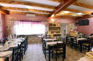 une salle à manger avec des tables et des chaises ainsi qu'une fenêtre dans l'établissement Rooms Stanza Diniano - with pool, à Vodnjan