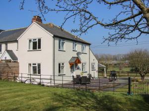 Uma casa branca com um cavalo à frente. em Belmont Bridge em Oswestry