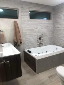 La salle de bains est pourvue d'une baignoire, d'un lavabo et de toilettes. dans l'établissement Casa Islas, à Puerto Peñasco