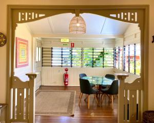 uma sala de jantar com mesa e cadeiras em Dreamtime Travellers Rest em Cairns