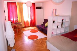 ブダペストにあるDowntown Pannóniaのベッドルーム1室(ベッド1台、ソファ付)