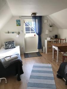 1 dormitorio con cama, mesa y puerta en Rum på landet en Klagstorp