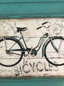 a bike painted on the side of a wall at Rum på landet in Klagstorp