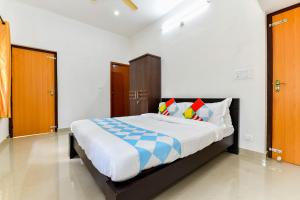Meenangadi的住宿－CentreHome Villa Wayanad，一间卧室,卧室内配有一张大床