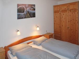 1 Schlafzimmer mit 2 Betten und 2 Leuchten an der Wand in der Unterkunft Ferienhaus Nr 110, Typ A, Feriendorf Hochbergle, Allgäu in Karlsebene