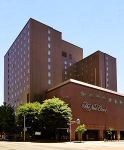 un gran edificio marrón con un cartel. en New Otani Inn Sapporo, en Sapporo
