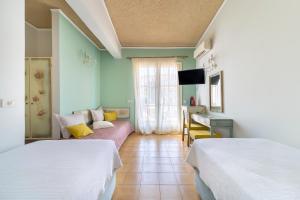 En eller flere senger på et rom på Agia Markella