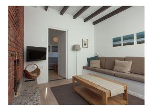 ein Wohnzimmer mit einer Couch und einem Couchtisch in der Unterkunft Zeelicht in Noordwijkerhout