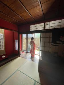 una mujer en en むつわ柒, en Kanazawa