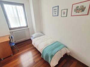 a small bed in a room with a window at Il Glicine sul Garda casa vacanze in Monzambano