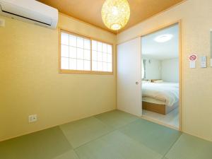 een slaapkamer met een bed, een raam en een spiegel bij Kinugawa Station Front room C in Nikko