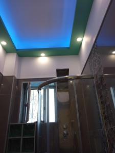 Koupelna v ubytování Agios Georgios - 2 Beds - Sleeps 5 - Free Parking