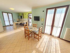 - un salon avec une table et des chaises dans l'établissement Il Glicine sul Garda casa vacanze, à Monzambano
