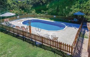 una valla alrededor de una piscina en un patio en Casa Noce en SantʼApollinare in Girfalco