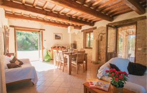 sala de estar con sofá y mesa en Casa Noce en SantʼApollinare in Girfalco