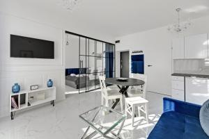 Televízia a/alebo spoločenská miestnosť v ubytovaní Długa Boutique Apartment by Downtown Apartments