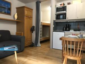 Kuchyň nebo kuchyňský kout v ubytování Appartement chamonix face au mont blanc