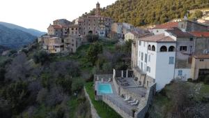 une vue aérienne sur un village sur une montagne dans l'établissement Saint Christophe, à Omessa